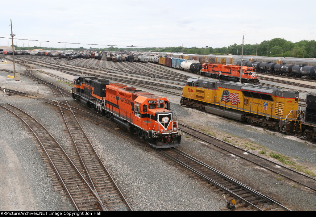 Two sets of IHB power move around at Blue Island Yard